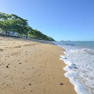 https://beachfront-on-trinity-apartments-trinity-beach.queenslandhotels.net